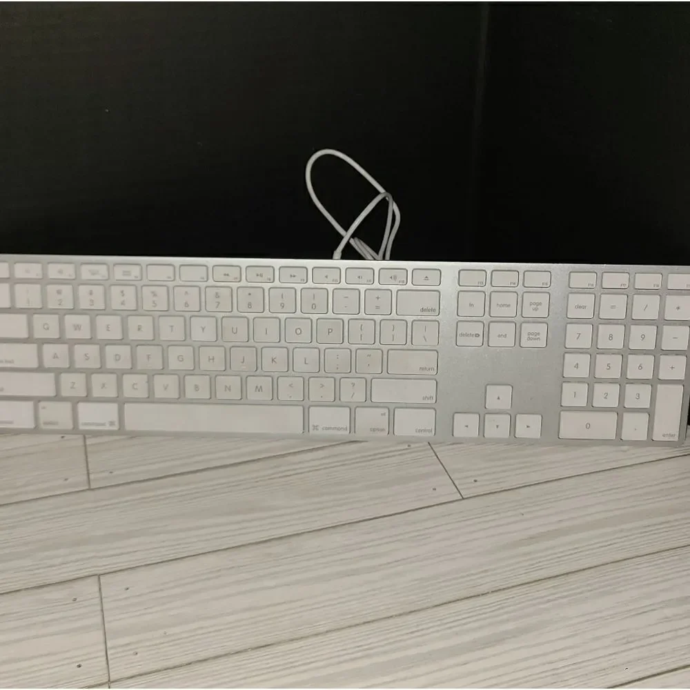 Genuine Apple A1243 White Wired Mac Standard USB Keyboard With Numeric Keypad